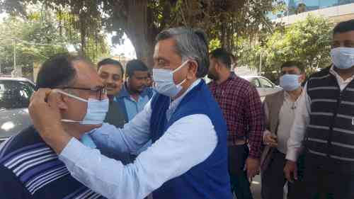 Manoranjan Kalia, Former Minister, Punjab undertaking an awareness campaign against COVID-19 by distributing masks among commuters in Jalandhar on March 20, 2020. (Photos: Rajat Kumar)