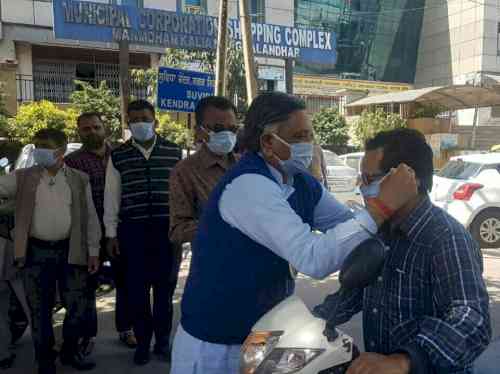 Manoranjan Kalia, Former Minister, Punjab undertaking an awareness campaign against COVID-19 by distributing masks among commuters in Jalandhar on March 20, 2020. (Photos: Rajat Kumar)