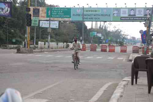 Different city areas give a deserted look in Ludhiana on March 24, 2020 as to ensure that Novel Coronavirus (COVID 19) does not spread in the district, District Magistrate-cum-Deputy Commissioner Pradeep Kumar Agrawal, while exercising his powers under section 144 of CrPC had ordered curfew in district Ludhiana from 2 pm onwards on March 23, 2020 till further orders. (Photos: AJAY)