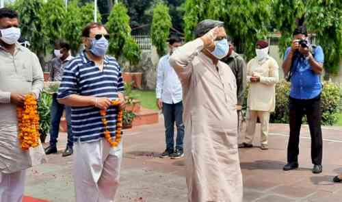 Jalandhar: Today (July 26, 2020) is the 21st Anniversary of Kargil Vijay Divas. On this occasion, the martyrs of Kargil War were remembered. Senior BJP leader Manoranjan Kalia and others pay homage to the martyrs at War Memorial, Jalandhar. (Rajat Kumar)