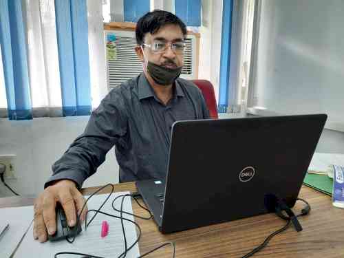 Chandigarh: Prof RK Singla Dean of University Instructions, Panjab University, while taking two lectures today in the morning for MCA 5th semester in the department of Computer Science and Applications./ (August 4, 2020)