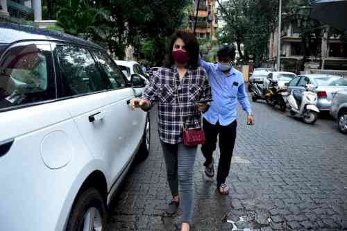 Neetu Singh spotted at Bandra on Monday.(Pic: News Helpline/18/08/2020)