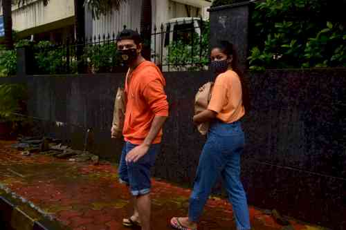 Vatsal Seth and Ishita Dutta spotted at Andheri.(Pic by News helpline/28/08/2020)