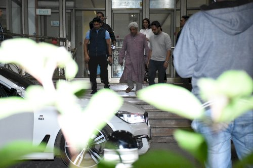 Javed Akhtar at Kokilaben Ambani Hospital to meet Shabana Azmi ./Pic by News Helpline