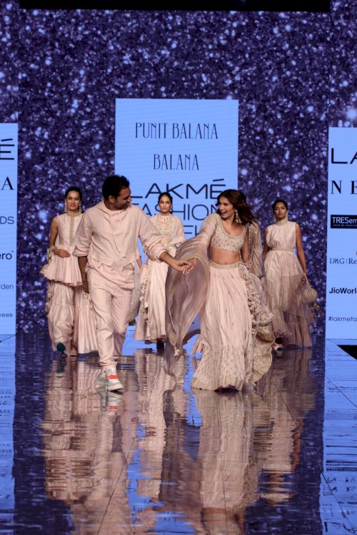 Tara Sutaria as showstopper for Punit Balana during Lakme Fashion Week 2020/Pics by News Helpline