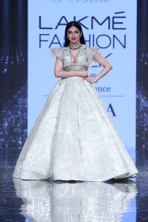 Divya Khosla Kumar, Dheeraj Dhoopar, Sahil Anand & Rhea Chakraborty on ramp in Lakme Fashion Week. /Pics by News Helpline Lfw Sr 2020