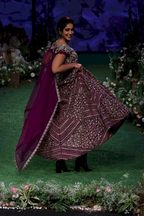 Iliana D Cruz & Athiya Shetty on ramp in Lakme Fashion Week 2020. /Pics by News Helpline