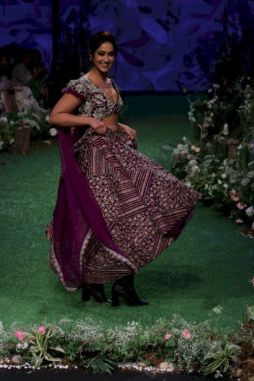 Iliana D Cruz & Athiya Shetty on ramp in Lakme Fashion Week 2020. /Pics by News Helpline