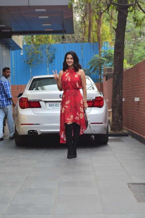 Sunny Leone spotted at Juhu./Pics by News Helpline