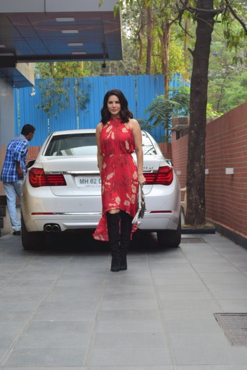 Sunny Leone spotted at Juhu./Pics by News Helpline