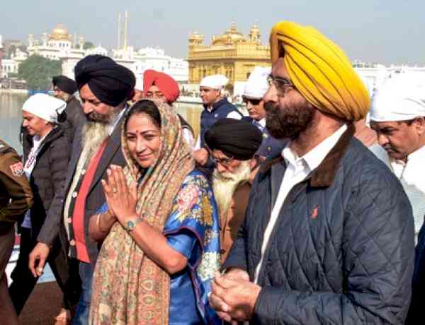 Delhi CM Gupta, Ministers offer prayers at Golden Temple in Amritsar