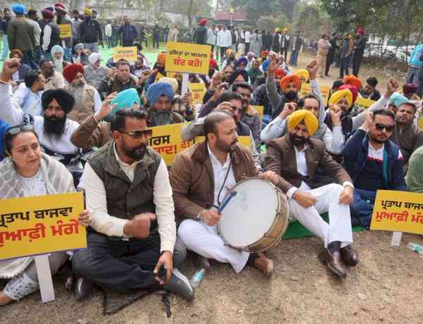 AAP’s major protest with band-baja outside Partap Singh Bajwa’s residence against Congress for mocking Dalits & working class