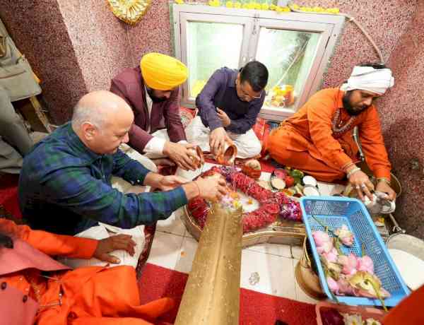 On Maha Shivratri, Arvind Kejriwal & Bhagwant Singh Mann pay obeisance at Sri Rankeshwar Mahadev Temple, pray for Punjab’s peace & prosperity