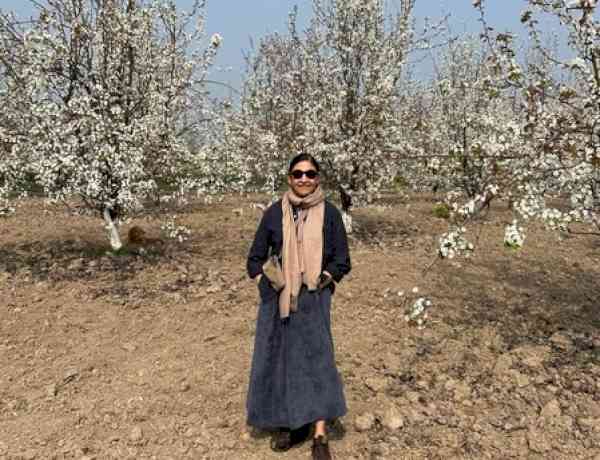 Deepti Naval enjoys tour of Punjab fields, shares pictures