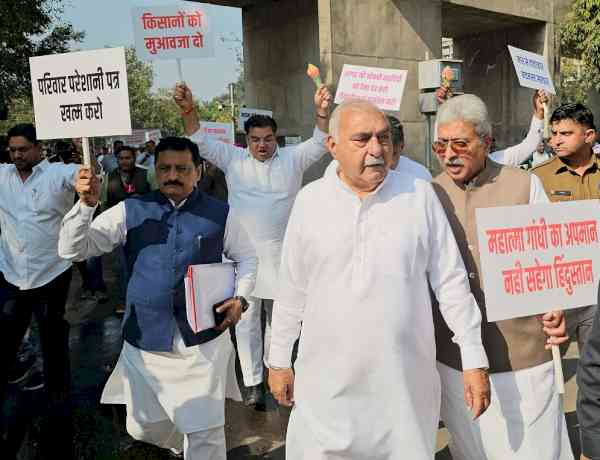 Congress MLAs Led by Former CM Hooda, Gherao Haryana Assembly; raise Slogans on dozens of issues, including MNREGA, unemployment, and toll collection