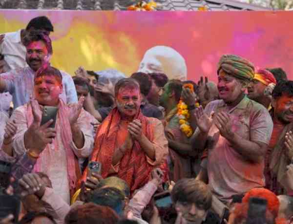 Kejriwal celebrates 'Kattar Imaandar Holi' at Sisodia’s residence, slams BJP over liquor shops