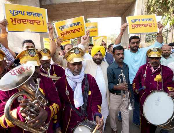 AAP Leaders Reach Punjab Vidhan Sabha with ‘Band Baja’ to Protest Against Congress Leader Partap Singh Bajwa’s Remarks