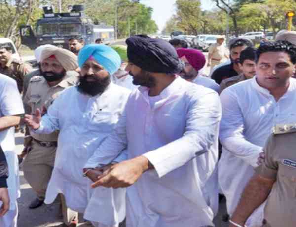 Not merely fight for family but larger battle, says Cong leader on official's suicide