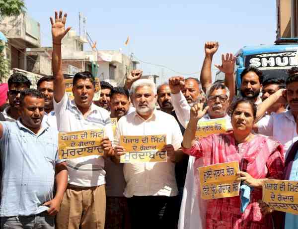 AAP Leaders, karyakartas Hold Statewide Protests Against “Punjab de Gaddar”, Demand Cancellation of Rajya Sabha Membership of Defected MPs