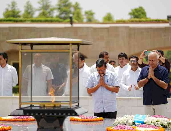 Arvind Kejriwal & Manish Sisodia pay homage at Mahatma Gandhi’s ‘samadhi’, seek strength to remain steadfast on path of satyagraha
