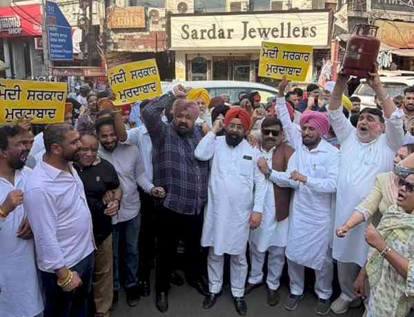 AAP's trade wing protests against gas cylinder price hike at Clock tower