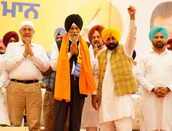 Former minister Surjit Singh Rakhra joins Aam Aadmi Party