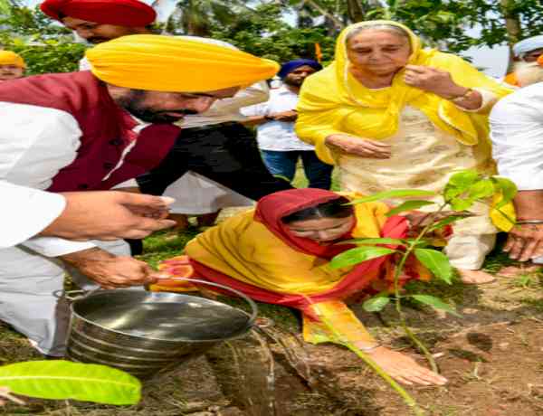 Punjab CM Mann visits Patna Sahib, targets BJP over poaching of MPs