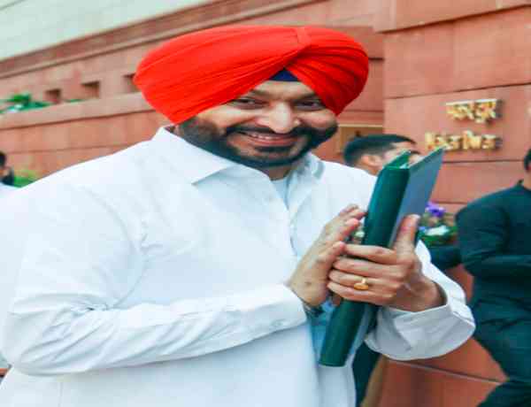 Punjab SC panel gives time to Union Minister Ravneet Singh over ‘casteist’ remarks