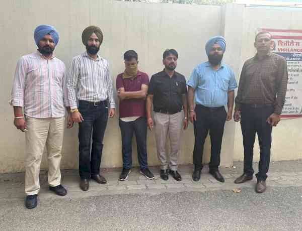 Vigilance Bureau nabs Assistant Registrar for accepting bribe of Rs. 1,00,000