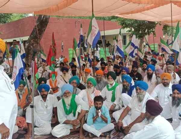 Hundreds of farmers stage dharna outside PSPCL Office, demand better power supply