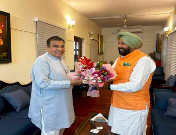 Punjab BJP chief calls on Nitin Gadkari, discusses infrastructure projects