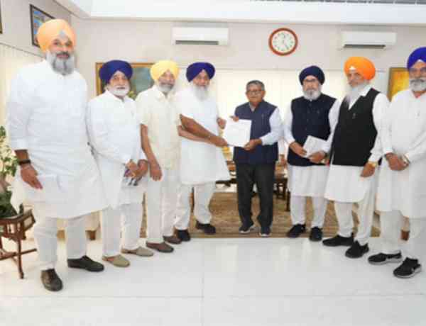 Akali Dal submits memo to Punjab Guv; seeks CBI probe into 10 exam leaks