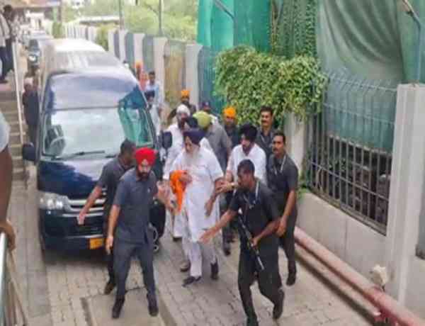 SAD chief Sukhbir Singh Badal attacked at Nanded gurdwara, PM calls up to check condition, CM Fadnavis orders probe