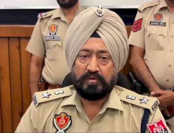 Counter Intelligence Inspector held with 3.35 kg heroin, six pistols
