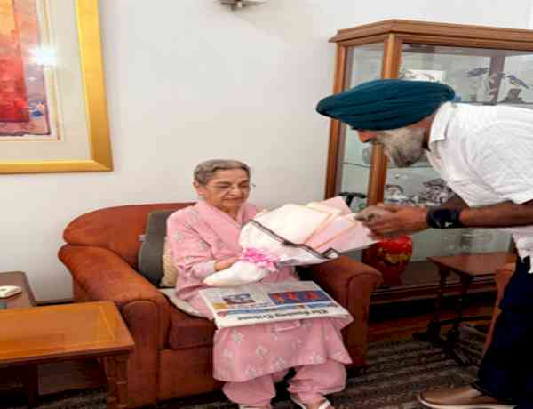 New Punjab Congress president meets former PM Manmohan Singh's wife, takes her blessings