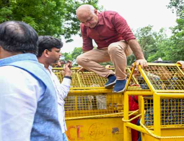 AAP protests against CEC in Chandigarh; Sisodia detained