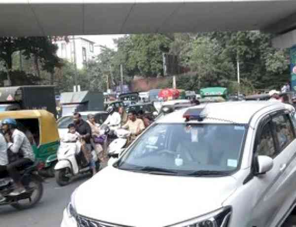 Stones pelted at bus carrying detained CJP protesters in Delhi's Jhandewalan