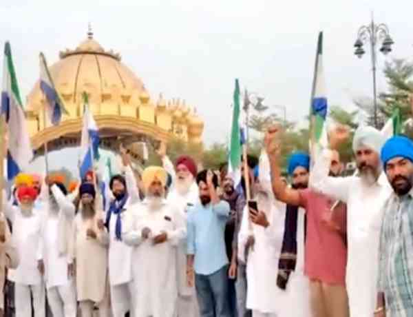 Punjab bandh: Farmers, supporters protest at Amritsar’s Golden Gate over Parvinder Jhota’s murder