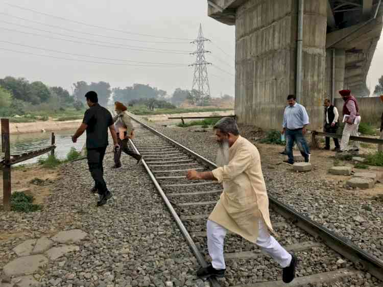 Cabinet Minister Bharat Bhushan Ashu reviews opening of level rail crossing near Vikas Nagar along Sidhwan Canal