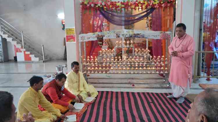 प्रथम नवरात्रे पर श्री गीता मंदिर शनि धाम विकास नगर में 108 अखंड ज्योतियाँ प्रज्वल्लित 