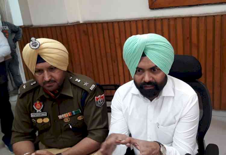 Amid curfew people to get daily needs through home delivery as district administration ropes in shopkeepers in Ferozepur