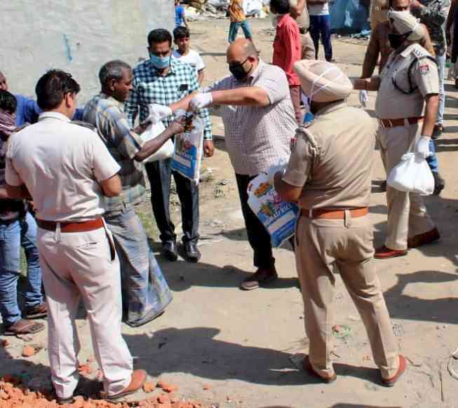 Covid 19: Khanna police carrying door-to-door supply of essential commodities and medicines to residents 