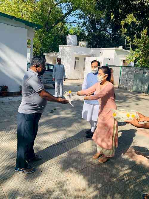 Sparsh Ganga team making and distributing khadi masks in Delhi and Uttarakhand  