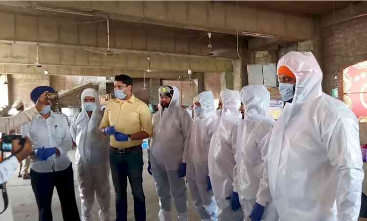 With support of NGOs, PPE Kits donated to people preparing langar