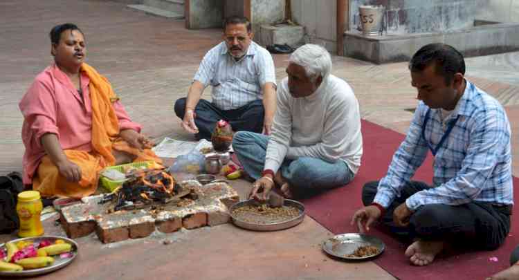 शिवरात्रि महोत्सव कमेटी द्वारा पूरे विश्व को कोरोनावायरस से मुक्ति दिलवाने हेतु किया गया हवन यज्ञ