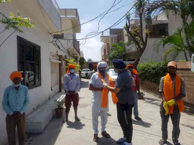 Youth Akali Dal provides gloves, mask to safai karamcharis