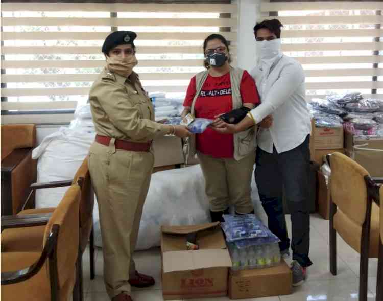 SOCIAL WORKER RAMNIET MUKHERJEE DISTRIBUTES MASKS, SANITIZERS, SNACKS TO CHANDIGARH POLICE