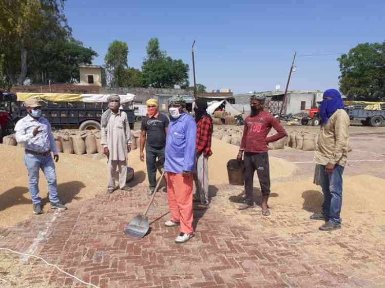 HEALTH DEPARTMENT OF CHC MUKANDPUR GIVEN COVID-19 RELATED AWARENESS TO LABOURERS