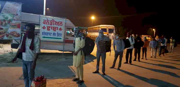 20 FARM LABORERS SCREENED AT MUDKI TOLL PLAZA BORDER BEFORE QUARANTINING THEM AT THEIR HOMES