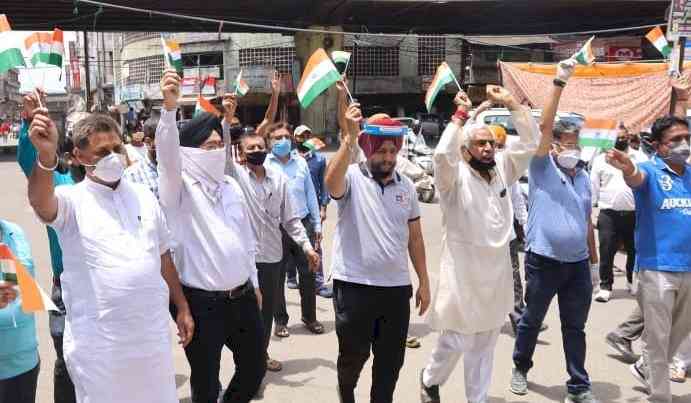 Shopkeepers hold tiranga march, demands to open all shops